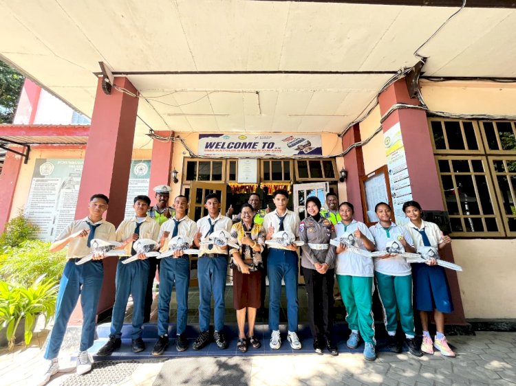 Satlantas Polresta Kupang Kota Bagikan Atribut PKS di SMA Katolik Giovani, Dorong Pelajar Tertib Berlalu Lintas.