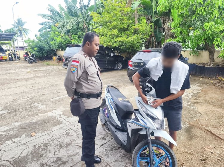 Utamakan Keselamatan, Bhabinkamtibmas Kuanino Berikan Pembinaan bagi Remaja yang Berkendara Ugal-ugalan.