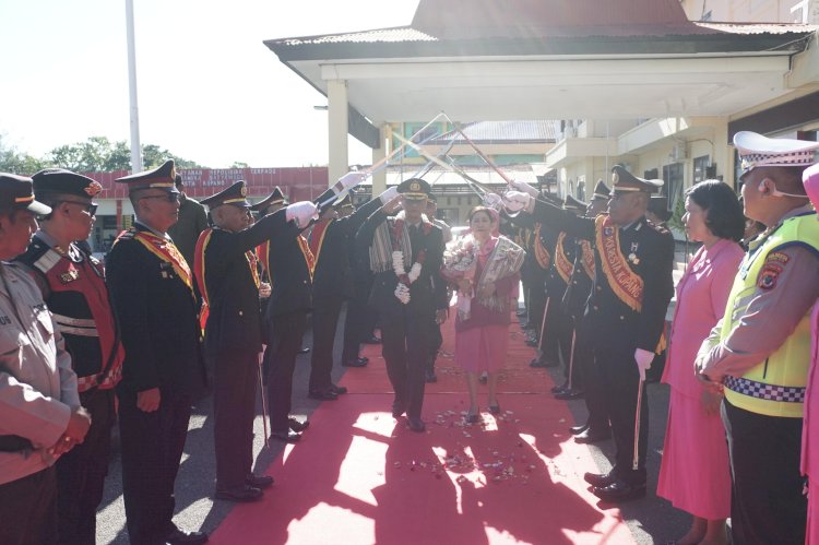 Kapolresta Kupang Kota Pimpin Wisuda Purna Bakti, Dua Perwira Dilepas dengan Tradisi Pedang Pora.