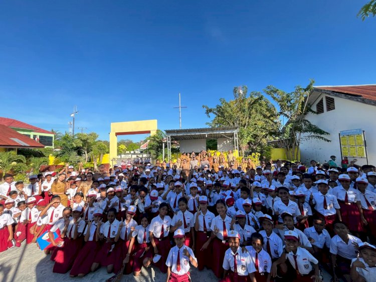 Bhabinkamtibmas Manutapen Jadi Pembina Upacara di SD Inpres Palsatu, Ajak Siswa Rajin Belajar dan Bijak Gunakan HP.