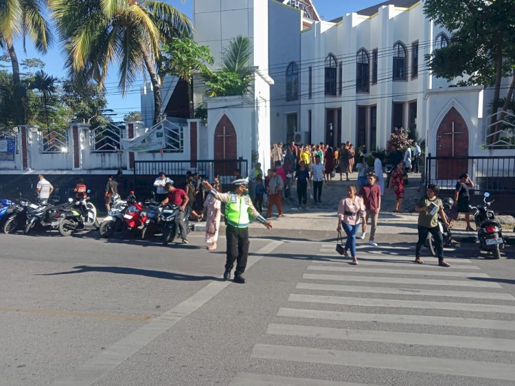 Satlantas Polresta Kupang Kota Amankan Ibadah Minggu dan Edukasi Tertib Berlalu Lintas di Sejumlah Gereja