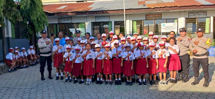 Polisi Hadir di Tengah Pelajar, Polsek Kota Raja Pimpin Upacara Bendera di SDK Santo Yoseph 1 Kupang.