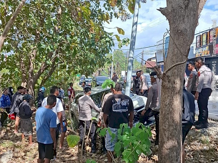 Sigap Evakuasi Mobil Kecelakaan Tunggal, Personel Samapta Polresta Kupang Kota Bantu Lancarkan Arus Lalu Lintas.