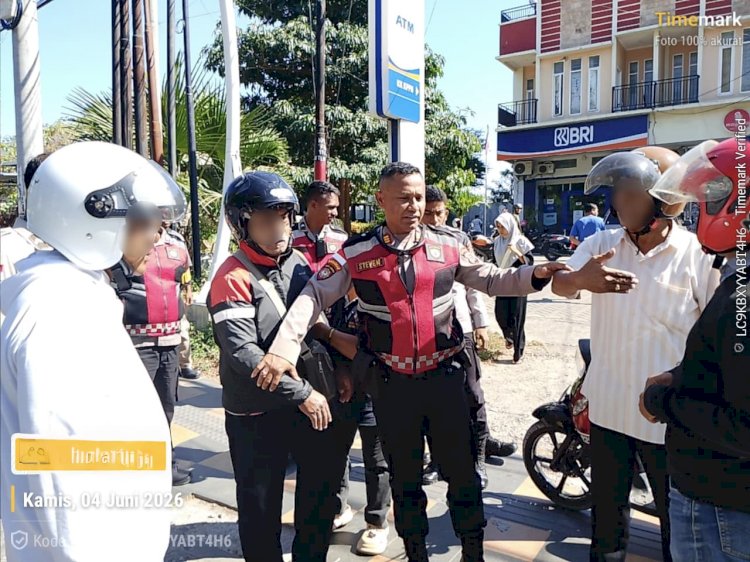 Selesaikan Laka Lantas dengan Kepala Dingin, Kasat Samapta Polresta Kupang Kota Berhasil Damaikan Dua Pengendara yang Sempat Tegang.