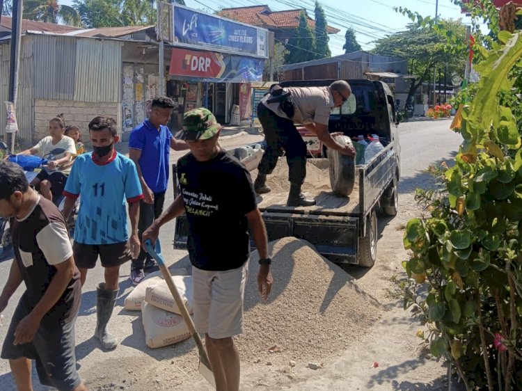 Bhabinkamtibmas Batuplat Bersama Lurah dan Warga Gotong Royong Tambal Jalan Berlubang Demi Keselamatan Pengguna Jalan