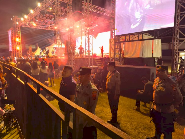 Kapolresta Kupang Kota Pimpin Pengamanan, Konser Hardrock D'Legend Bersama Iwan Fals Berlangsung Aman dan Tertib.