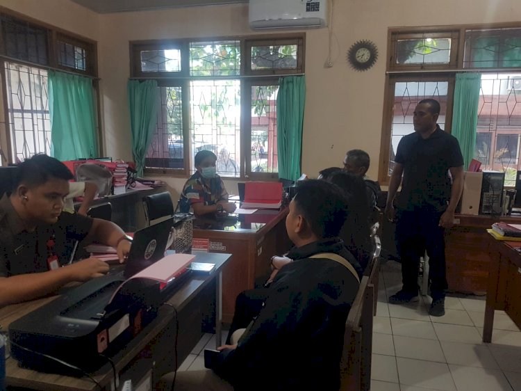 Polsek Kota Lama Limpahkan Dua Tersangka Kasus Pengeroyokan ke Kejari Kota Kupang