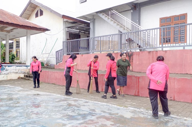 Polresta Kupang Kota Bersama Bhayangkari Bersihkan Rumah Ibadah, Sambut Hari Bhayangkara ke-80.