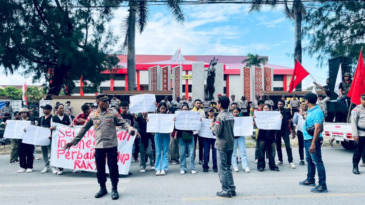 Kedepankan Pelayanan Humanis, Polresta Kupang Kota Amankan Aksi Unras di Tiga Titik.