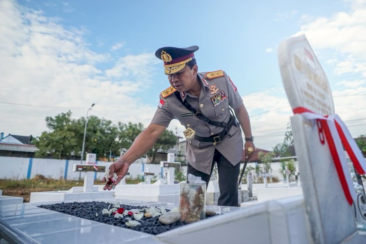 Kapolda NTT Pimpin Ziarah Rombongan Jelang Hari Bhayangkara ke-80 di TMP Dharma Loka, Kapolresta Kupang Kota: Teladani Semangat Pengabdian Para Pahlawan.