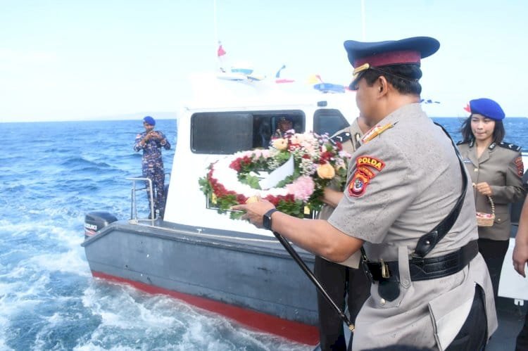 Peringati Hari Bhayangkara ke-80, Kapolda NTT Pimpin Upacara Tabur Bunga di Perairan Bolok Kupang.