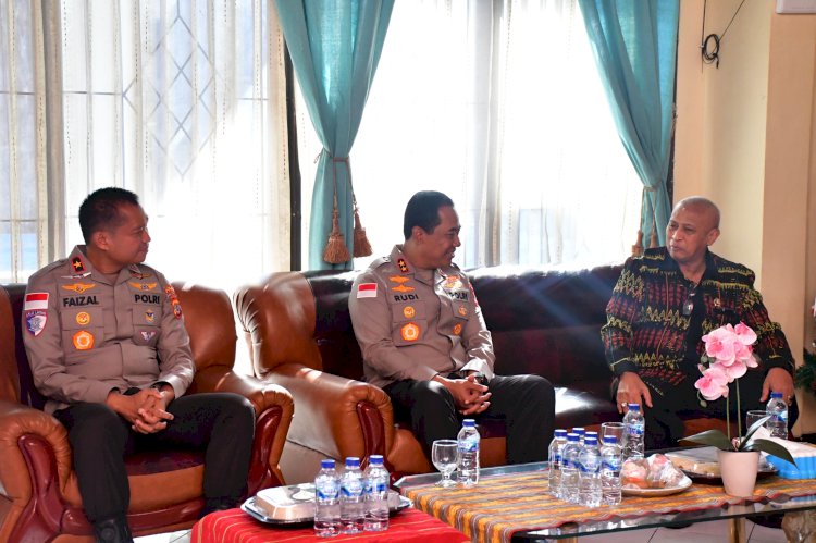 Momentum HUT Bhayangkara ke-80, Kapolda NTT Anjangsana ke Rumah Sesepuh Polri Irjen Pol. (Purn.) Jacky Uly Perkuat Silaturahmi dan Jalin Komunikasi untuk Kemajuan Polda NTT.