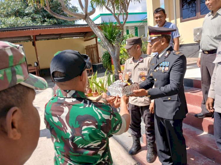 Sinergisitas TNI-Polri, Koramil 1604-07/Alak Beri Kejutan Hari Bhayangkara ke-80 di Polsek Alak.