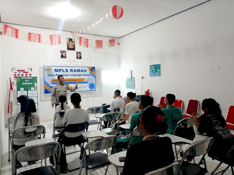 Bhabinkamtibmas Oebufu Bekali Siswa Baru SMK Uyulindo tentang Bahaya Perundungan, Kenakalan Remaja, dan Narkoba.