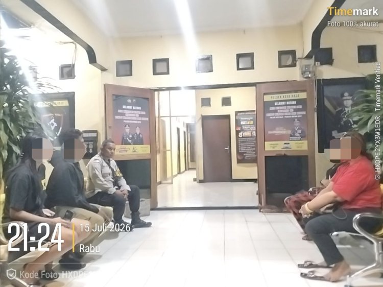Bhabinkamtibmas Airnona Mediasi Perselisihan di Grup WhatsApp, Anak Muda Sepakat Berdamai.
