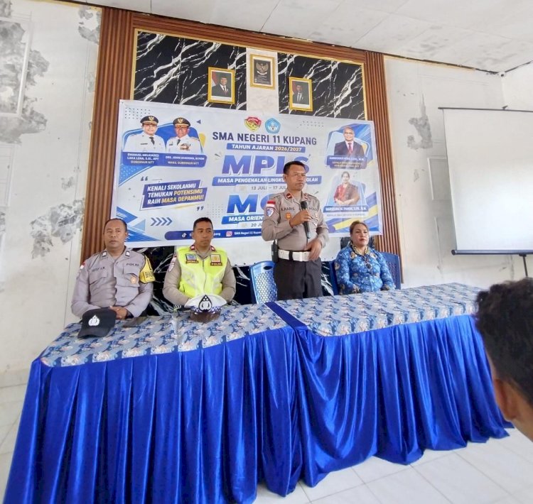 Edukasi Aman dan Tertib Lalu Lintas, Polsek Maulafa Beri Materi MPLS Siswa Baru SMA Negeri 11 Kota Kupang.