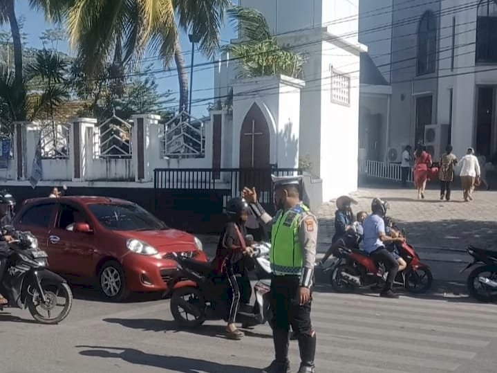 Satlantas Polresta Kupang Kota Amankan Ibadah Minggu, Pastikan Kelancaran Arus Lalu Lintas dan Keselamatan Jemaat.