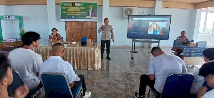 Tanamkan Kesadaran Hukum Sejak Dini, Kapolsek Kota Raja Jadi Pemateri MPLS di SMA Kristen Mercusuar Kupang.