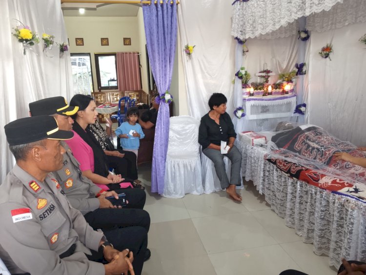 Wujud Duka Mendalam, Kapolresta Kupang Kota Bersama Ketua Bhayangkari Melayat Almarhum Aipda George Letan.