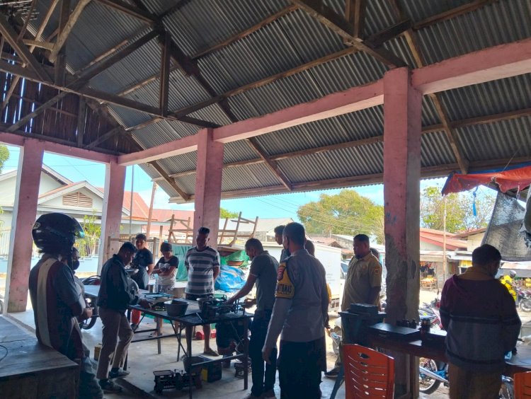 Bhabinkamtibmas Fatululi Kawal Sidang Tera Ulang Timbangan di Pasar Oebobo, Wujudkan Perdagangan yang Jujur dan Adil.