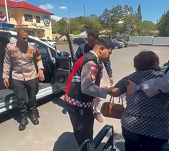 SPKT Polresta Kupang Kota Bantu Warga Temukan HP yang Tertinggal di Mobil Driver Online