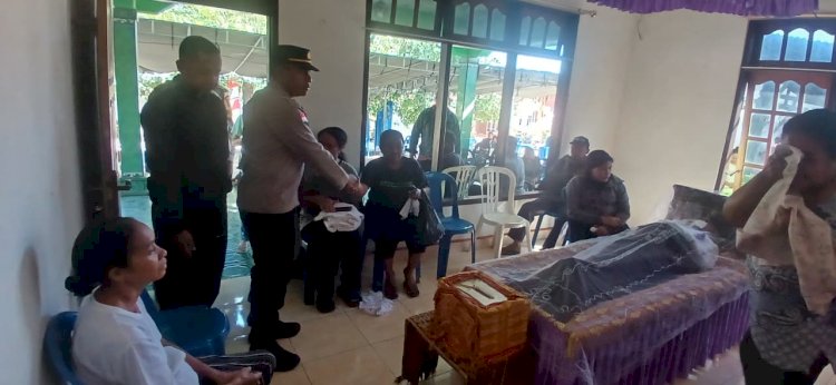 Polsek Kota Raja Hadir di Tengah Masyarakat, Kapolsek dan Personel Melayat ke Rumah Duka.
