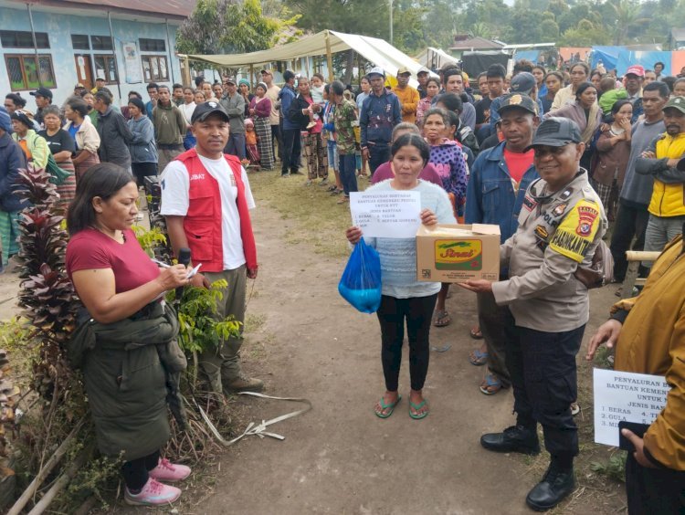 Bhabinkamtibmas Pantau Kamp Pengungsi di Ranaka, Pastikan Bantuan Korban Bencana Tersalurkan.