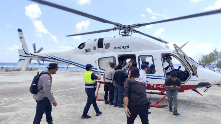 Tembus Jalur Udara, Polri Evakuasi Dua Warga Palue: Lansia Korban Reruntuhan dan Ibu Hamil Siap Bersalin.
