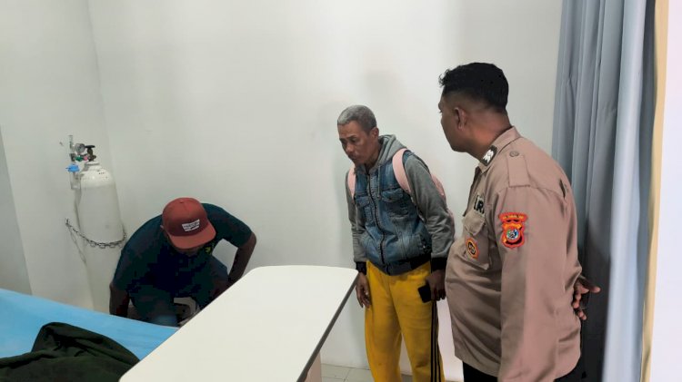Pohon Tumbang Timpa Sepeda Motor di Depan SD Negeri Naikoten, Polsek Kota Raja dan BPBD Lakukan Penanganan.