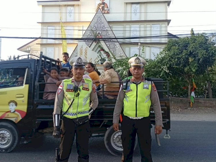 Personel Lantas Polsek Maulafa Laksanakan Pengamanan, Ibadah Minggu di Gereja St. Yosep Pekerja Penfui Berjalan Lancar.