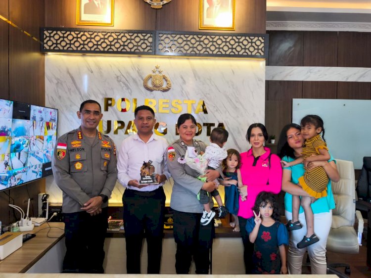 Kejutan Ibu Asuh Polwan Polresta Kupang Kota, Momen Haru Jelang HUT ke-78 Polwan RI.