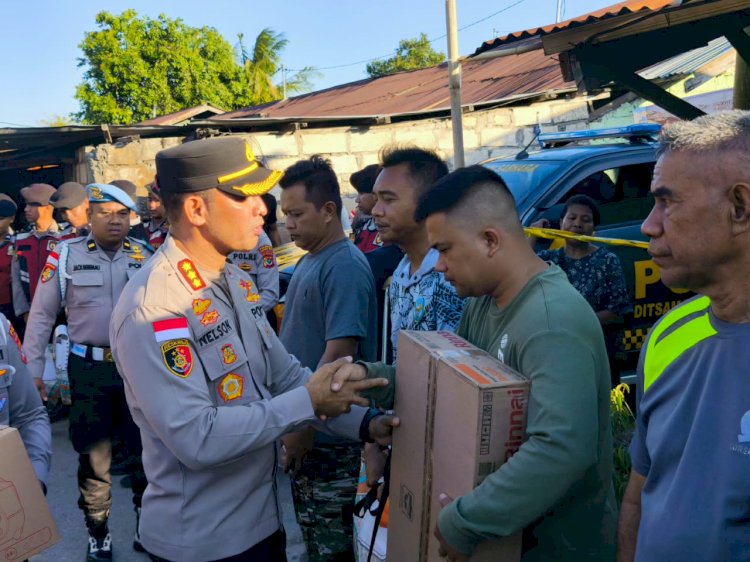 Kapolresta Kupang Kota Salurkan Bantuan Kapolda NTT bagi Korban Kebakaran Asrama TNI-AD Kuanino