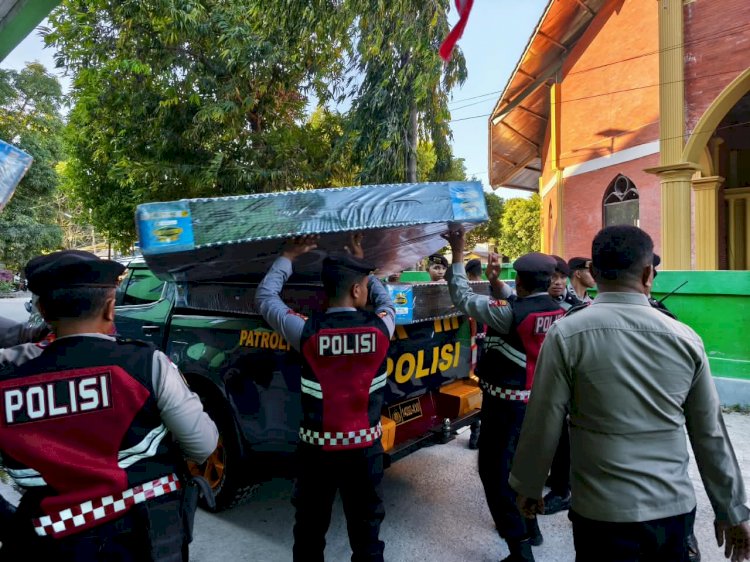 Kapolresta Kupang Kota Salurkan Bantuan Kapolda NTT bagi Korban Kebakaran Asrama TNI-AD Kuanino