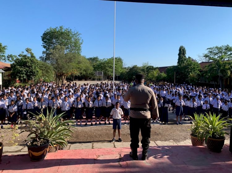 Satbinmas Polresta Kupang Kota Edukasi Pelajar SMPN 5, Tekankan Disiplin dan Jauhi Pergaulan Negatif.