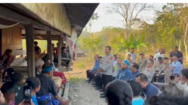 Sampaikan Duka Cita yang Mendalam, PJU Polda NTT Bersama Kapolres Sumba Barat Melayat ke Rumah Duka Korban Penembakan (Pelaku Curnak).