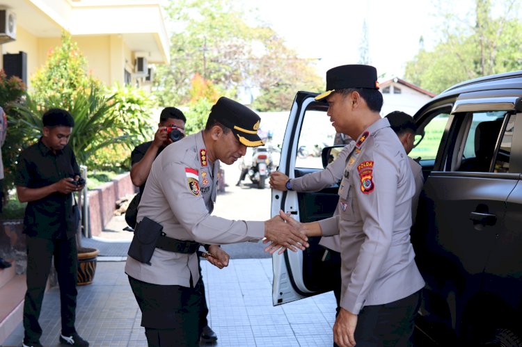 Wakapolda NTT Saat Asistensi di Polresta Kupang Kota: Layani Masyarakat dengan Tulus dan Rendah Hati.