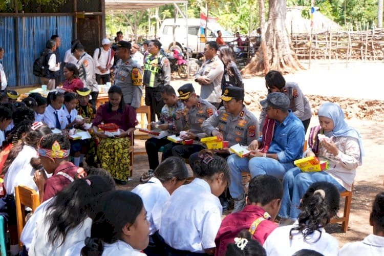 Resmikan Revitalisasi SMPTK Imanuel Tuapakas, Kapolda Ajak Siswa Makan Bersama Penuh Kehangatan.