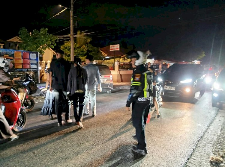 Personil Unit Lantas Polsek Maulafa Amankan Ibadah Minggu Sore di Gereja St. Yosep Pekerja Penfui