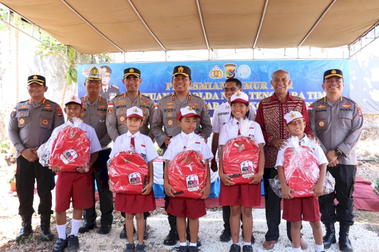 Kapolda NTT Hadirkan Senyum Anak Bello Lewat Bantuan Perlengkapan Sekolah