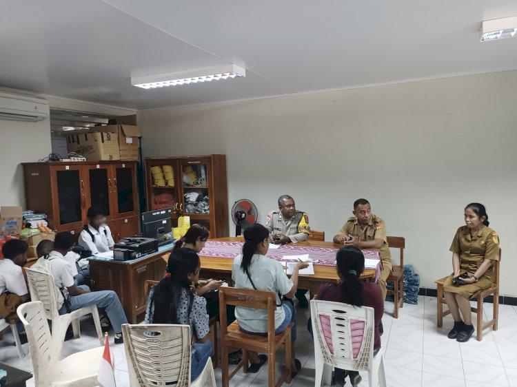 Pasca Tawuran Pelajar, Bhabinkamtibmas Naikoten I Sambangi SMKN 5 Kupang, Dorong Pembinaan dan Sinergi Sekolah.