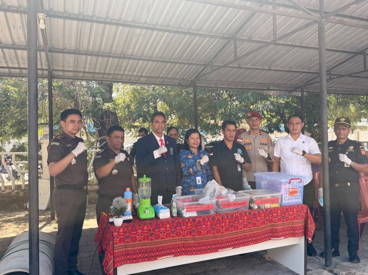 Musnahkan 551 Sajam dan 821 Slof Rokok Ilegal, Kejari dan Polresta Kupang Kota Pastikan Penegakan Hukum Tuntas dan Barang Bukti Tak Disalahgunakan.