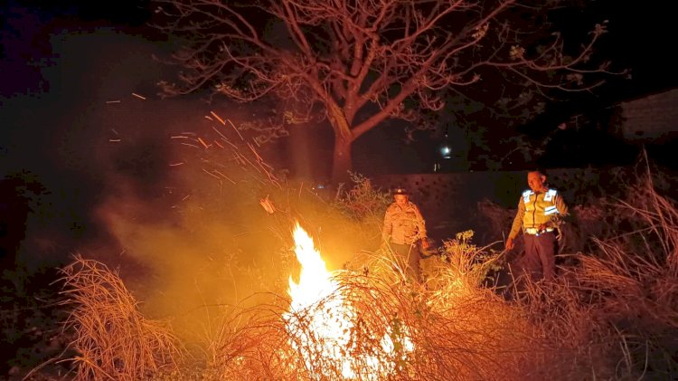 Patroli Cipta Kondisi Polsek Maulafa di Akhir Pekan, Amankan Wilayah dan Padamkan Lahan Rumput Terbakar.