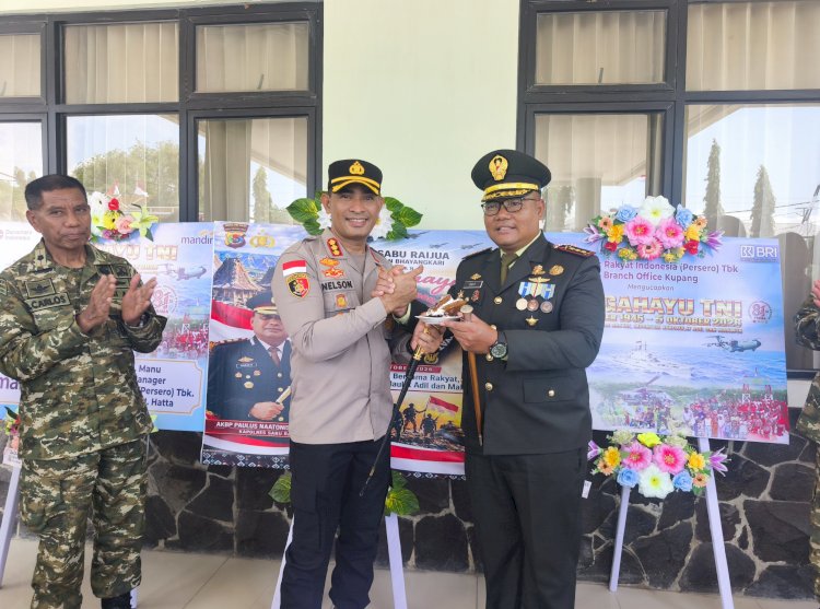 HUT TNI, Polresta Kupang Kota Berikan Tumpeng dan Kue Ulang Tahun, Kapolresta Kombes Nelson: Sinergitas Jadi Kekuatan Jaga Keamanan.
