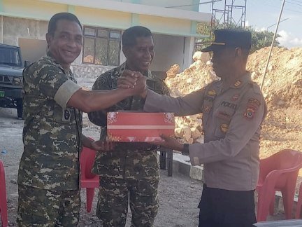 Silaturahmi dan Berikan Kue Ulang Tahun, Kapolsek Kota Lama Teguhkan Kebersamaan TNI-Polri.
