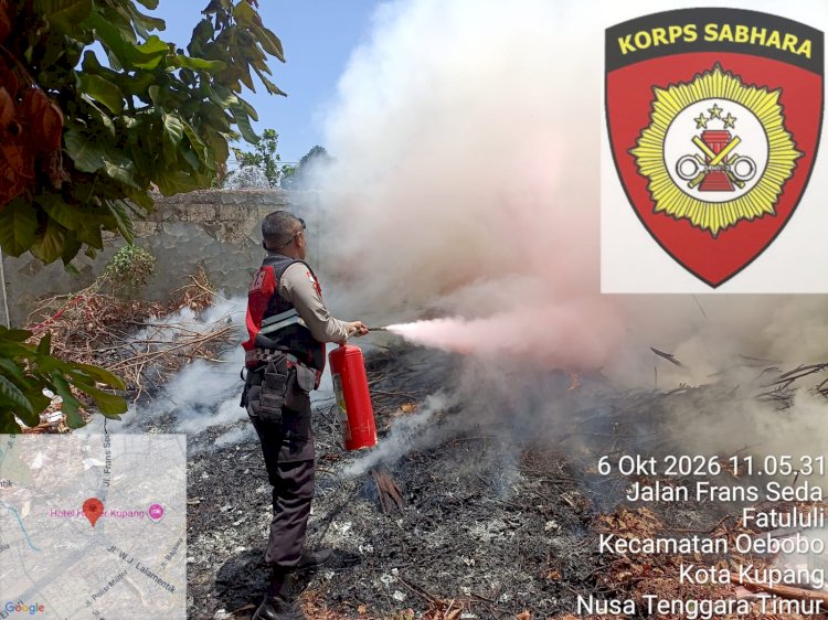 Samapta Polresta Kupang Kota Respons Cepat dan Bantu Padamkan Kebakaran Sampah di Jalan Frans Seda