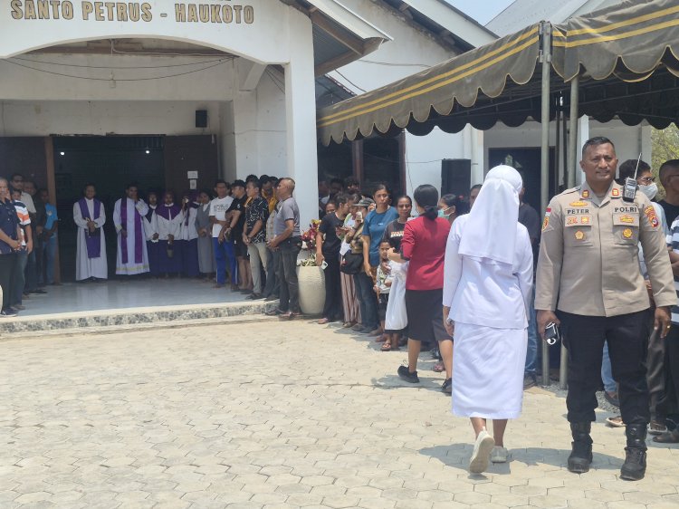 Polsek Maulafa Kawal Pengantaran Jenazah Romo Yakobus Longa menuju Gereja St. Petrus Haukoto.