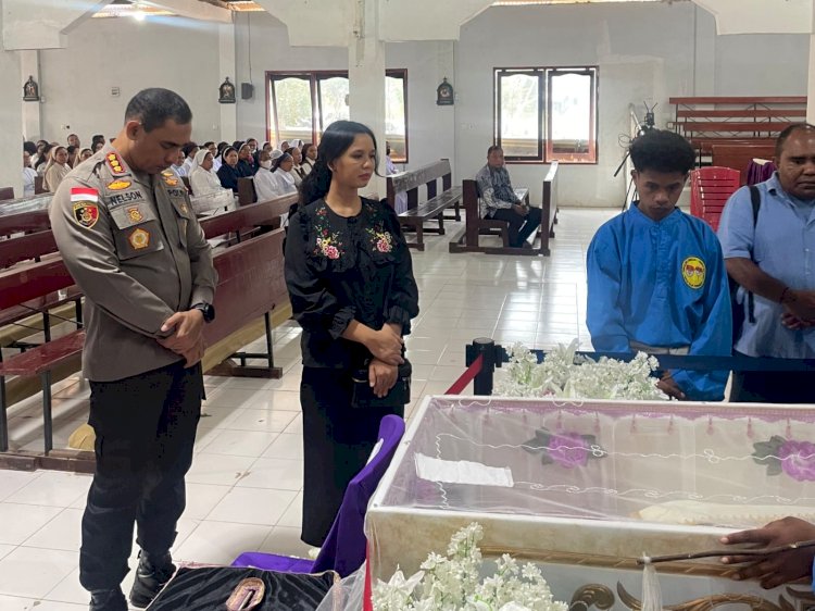 Ungkapan Duka dan Penghormatan, Kapolresta Kupang Kota Bersama Ibu Melayat Jenazah Romo Yallo.