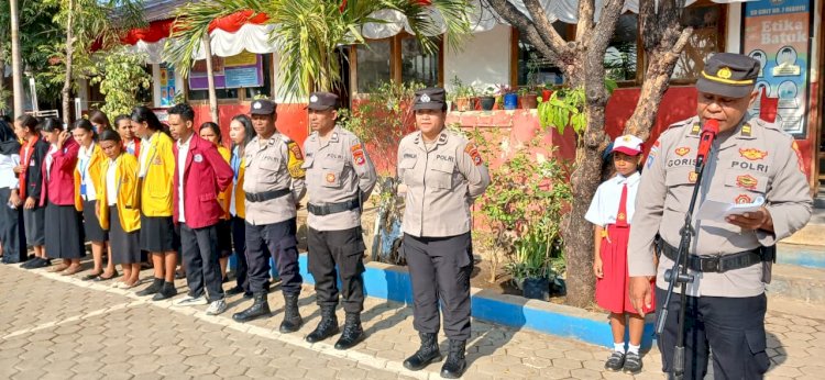 Tanamkan Wawasan Kebangsaan Sejak Dini, Kanit Binmas Polsek Kota Raja Jadi Pembina Upacara Di SD Gmit No. 7 Oebufu.