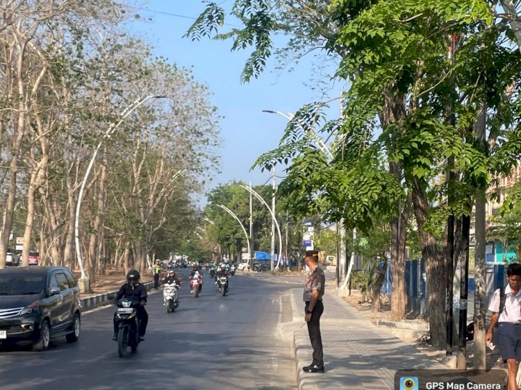 Kapolresta Kupang Kota Turun Langsung Atur Lalu Lintas, Bantu Siswa Menyeberang Jalan.