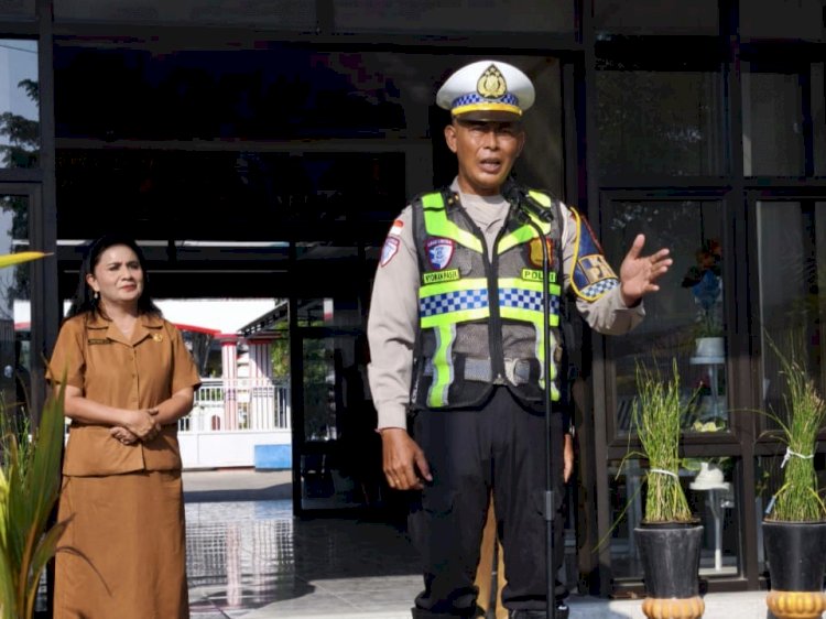 Edukasi Keselamatan Berlalu Lintas, Satlantas Polresta Kupang Kota Pimpin Apel Pagi di SMAN 2 Kupang.